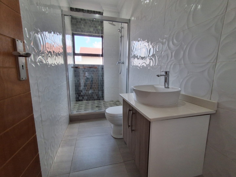 5 Bedroom Property for Sale in Wild Olive Estate Free State